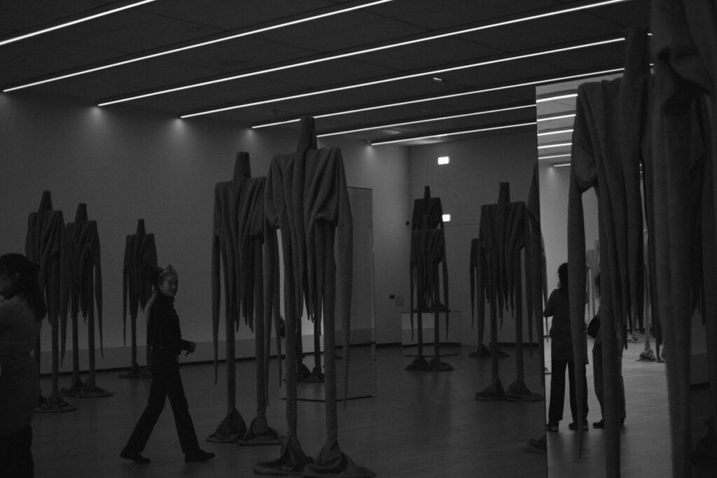 A quiet visual essay from the Stedelijk Museum in Amsterdam, exploring Sandra Mujinga’s “Skin to Skin” installation through the lens of observation, stillness, and street-photography awareness. A study of presence — between viewer, artwork, and light.