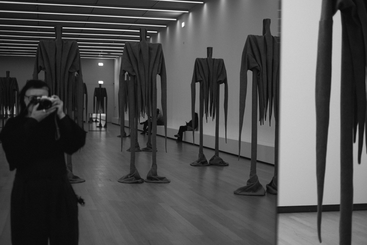 A quiet visual essay from the Stedelijk Museum in Amsterdam, exploring Sandra Mujinga’s “Skin to Skin” installation through the lens of observation, stillness, and street-photography awareness. A study of presence — between viewer, artwork, and light.