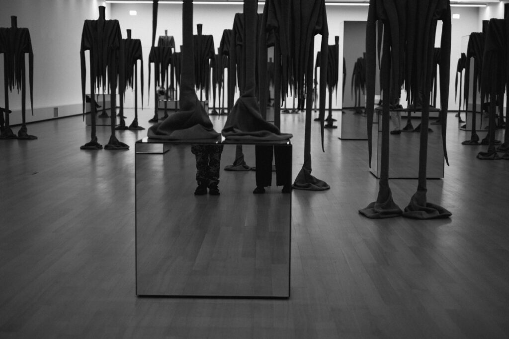 A quiet visual essay from the Stedelijk Museum in Amsterdam, exploring Sandra Mujinga’s “Skin to Skin” installation through the lens of observation, stillness, and street-photography awareness. A study of presence — between viewer, artwork, and light.