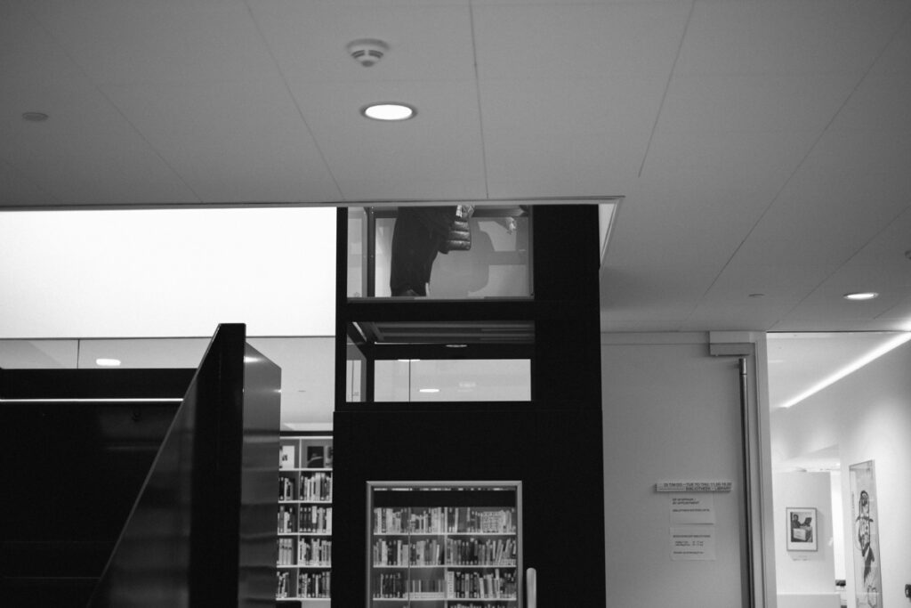 A quiet visual essay from the Stedelijk Museum in Amsterdam, exploring Sandra Mujinga’s “Skin to Skin” installation through the lens of observation, stillness, and street-photography awareness. A study of presence — between viewer, artwork, and light.