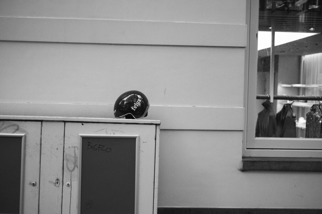 A quiet visual essay from the Stedelijk Museum in Amsterdam, exploring Sandra Mujinga’s “Skin to Skin” installation through the lens of observation, stillness, and street-photography awareness. A study of presence — between viewer, artwork, and light.