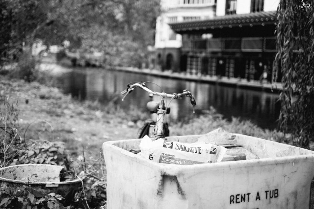 A quiet visual essay from the Stedelijk Museum in Amsterdam, exploring Sandra Mujinga’s “Skin to Skin” installation through the lens of observation, stillness, and street-photography awareness. A study of presence — between viewer, artwork, and light.