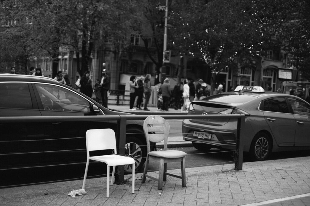 A quiet visual essay from the Stedelijk Museum in Amsterdam, exploring Sandra Mujinga’s “Skin to Skin” installation through the lens of observation, stillness, and street-photography awareness. A study of presence — between viewer, artwork, and light.